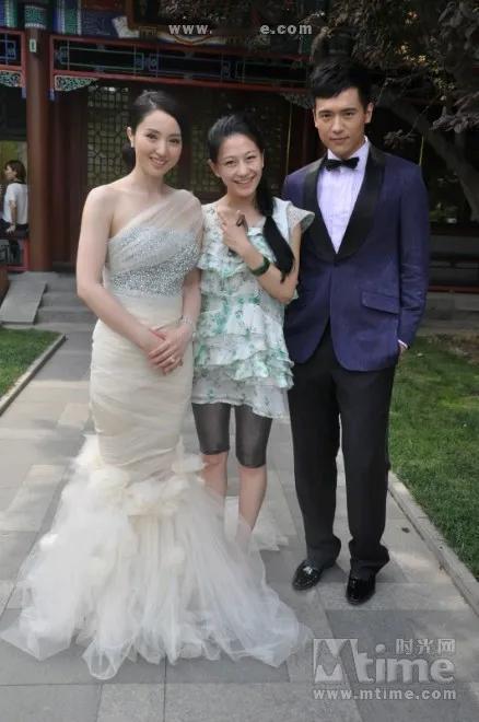 那时嫁给高云翔为妻的董璇真是白得发光哦，小酒窝在她肚子里时，她是幸福得发光的准妈