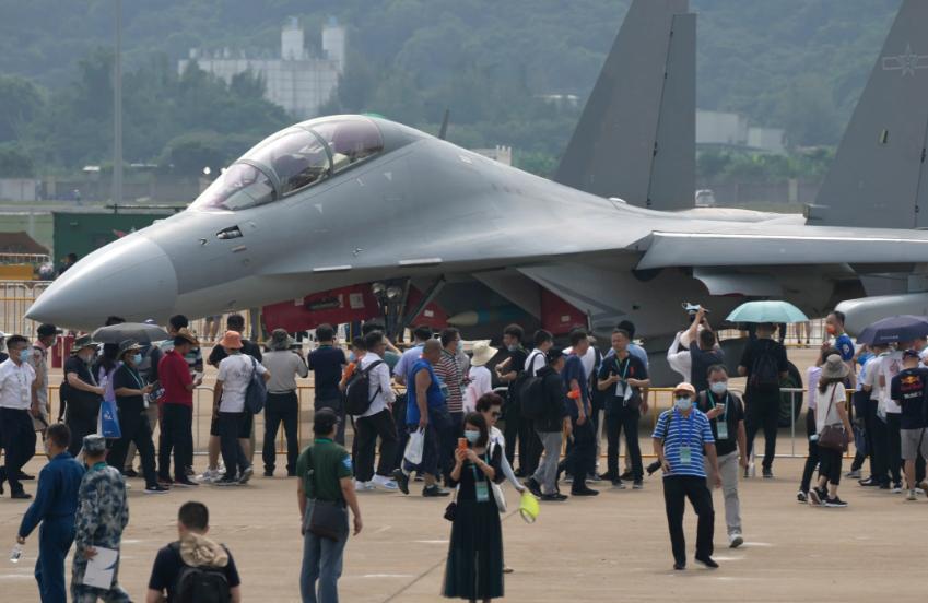 一段在巴基斯坦卡拉奇机场拍到的视频，引发军迷圈热议，6架中国空军歼-16重型战斗