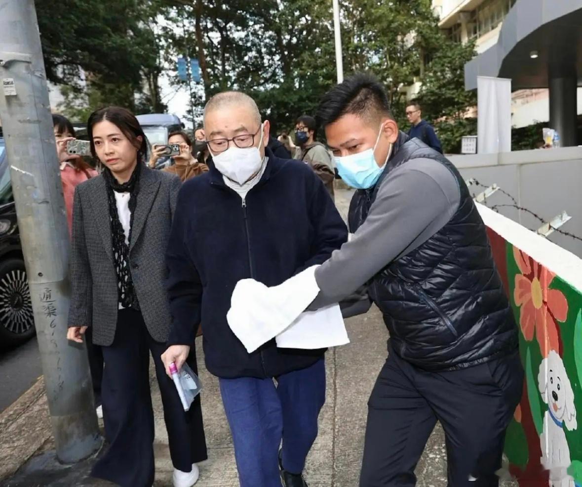 74岁刘銮雄和老婆甘比一起现身香港街头，他的状态非常不好，整个人苍老了好多，走路