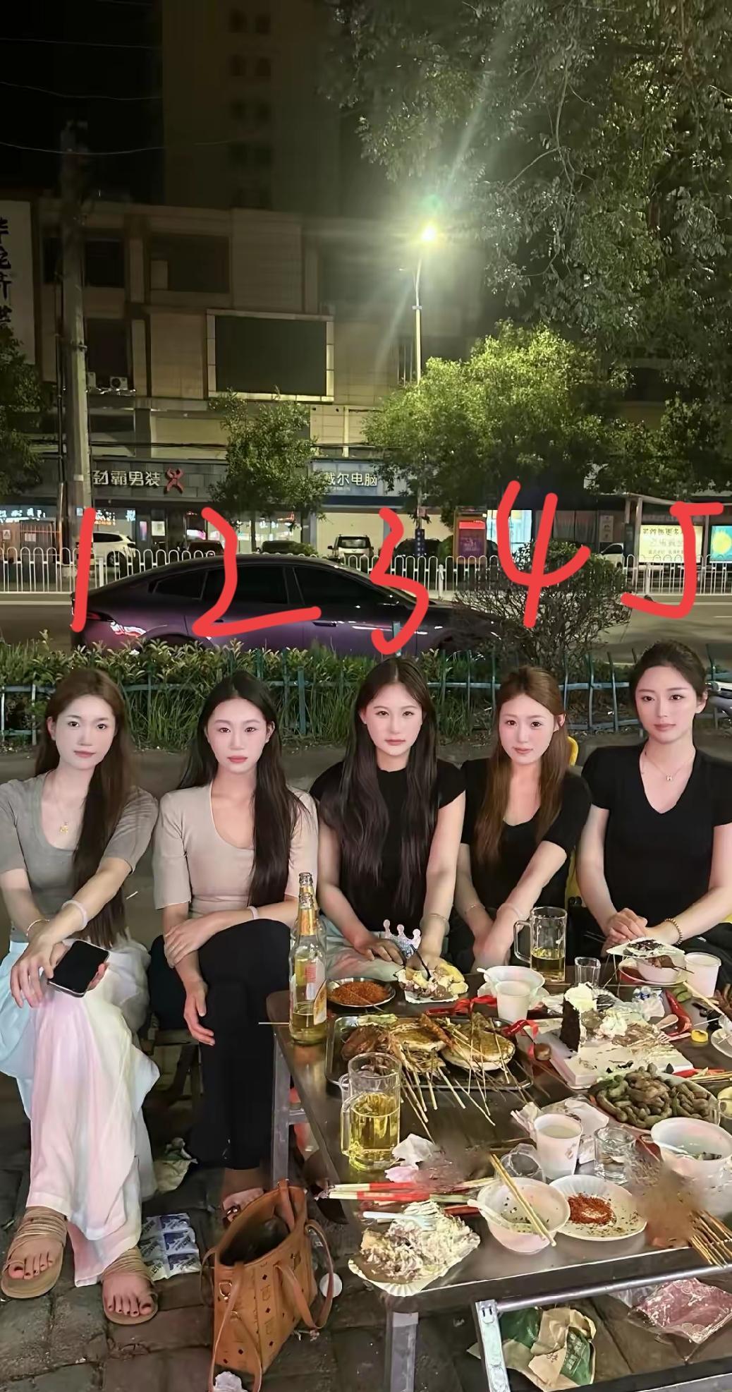我敢打赌！从审美的角度看，全国99%的男同志肯定都喜欢4号！.