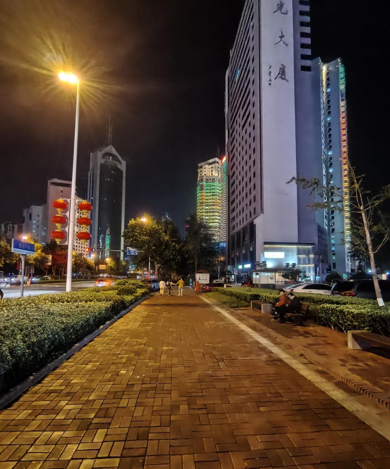 时下，全国大城市基本上都堵车！想不到，青岛市居然不堵车，这大大出乎我的意外。仔细