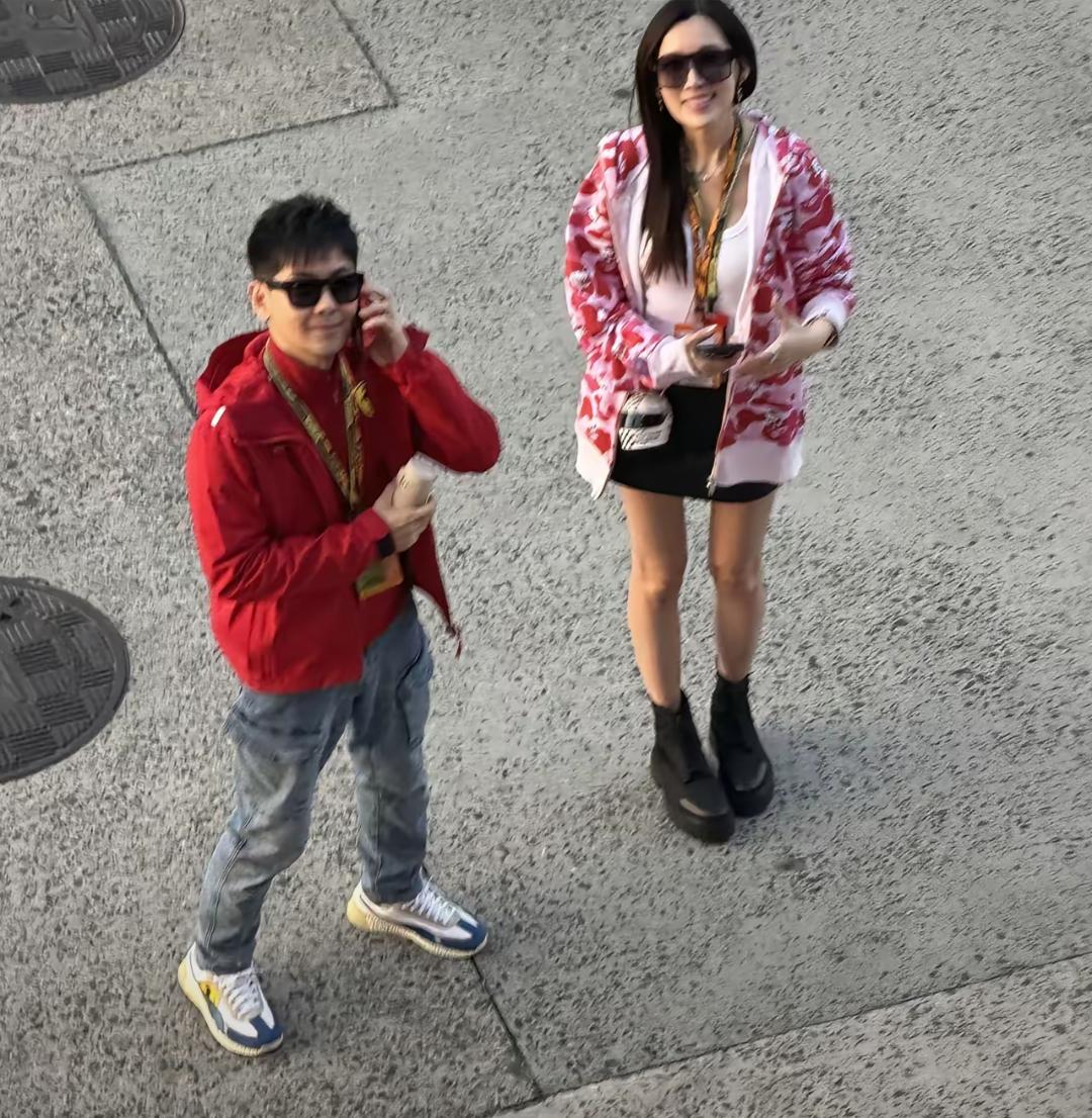 林志颖带老婆现身上海F1赛场，林志颖老婆好靓呀！比林志颖高了个头，身材苗条，人又