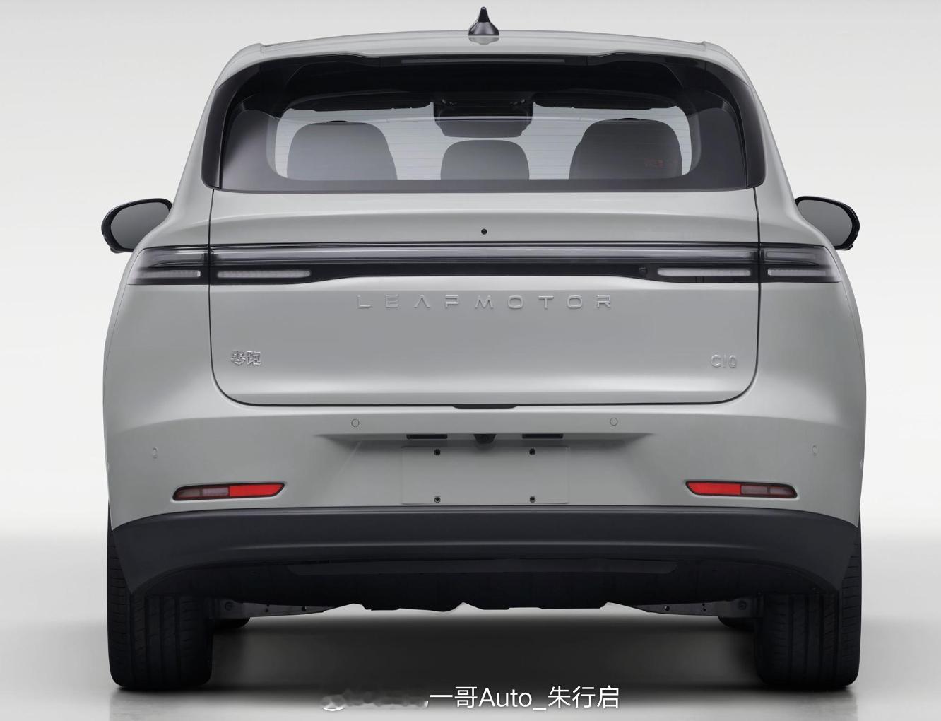 新款零跑C10的实车图曝光整车的轮毂造型看着要比老款好看车身长度也加到了4749