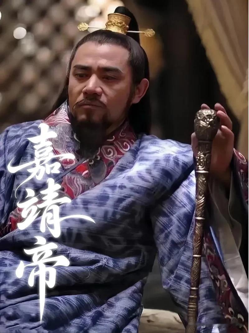 1565年，嘉靖决定处斩严世蕃，严嵩跪了三天三夜，也没见到嘉靖。回家后，严世蕃非