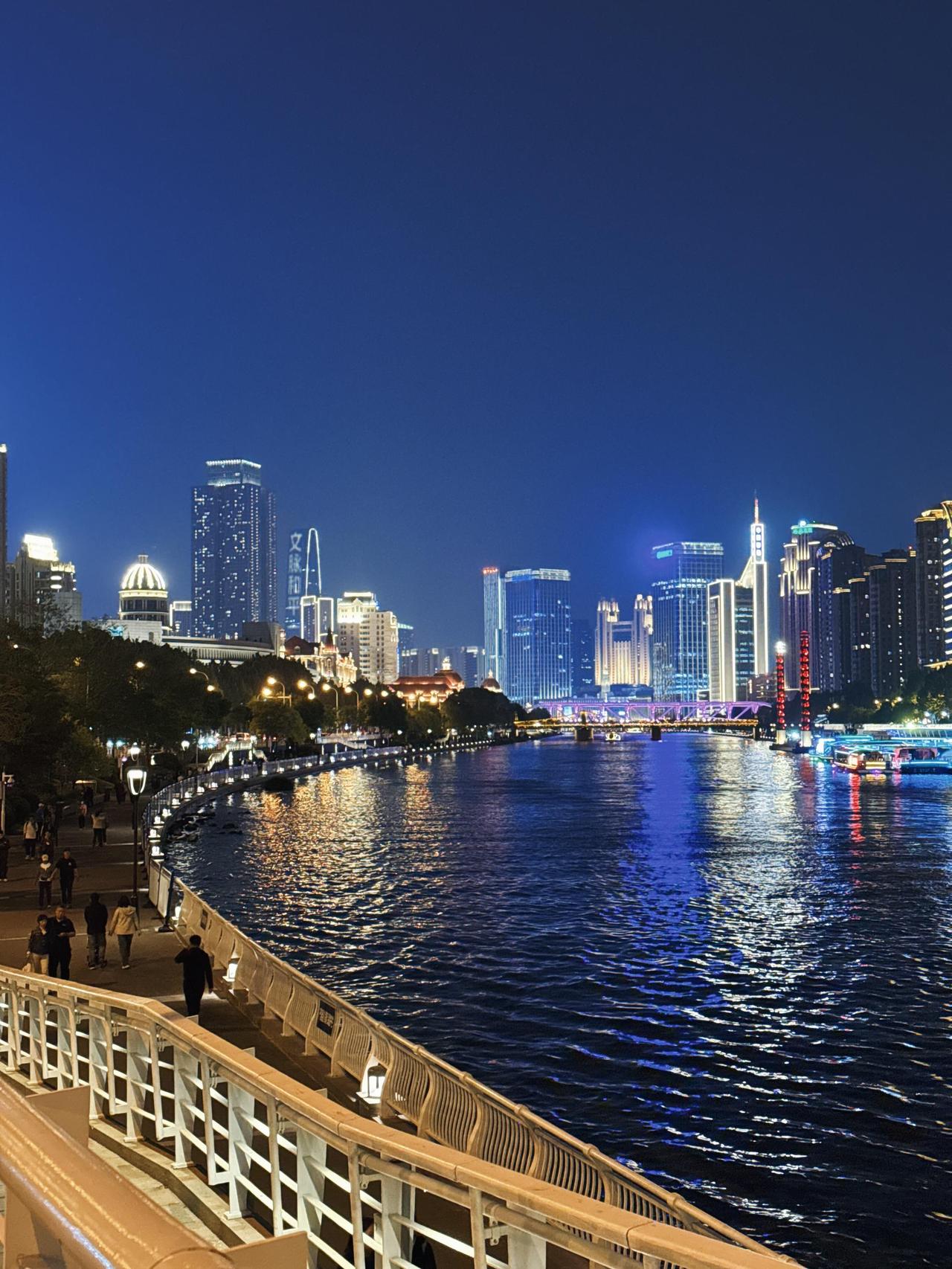 不要羡慕干活麻利、什么都会的女人，因为你不知道，她身后空无一人，才把自己
