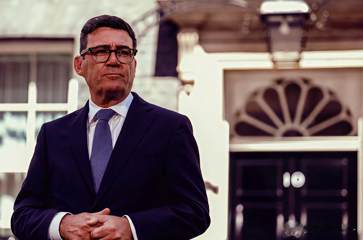 英国新首相上任后第一个电话打给了泽连斯基：英国对乌克兰的支持“坚定不移”当地时