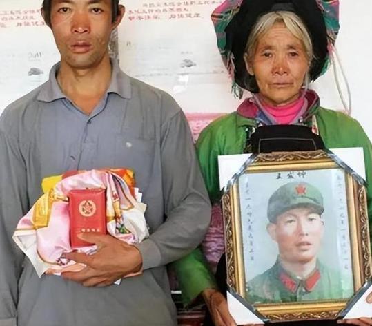 "我带儿子来看你了！"2007年，一位军嫂借2000元带儿子奔赴丈夫墓前，瘫坐痛