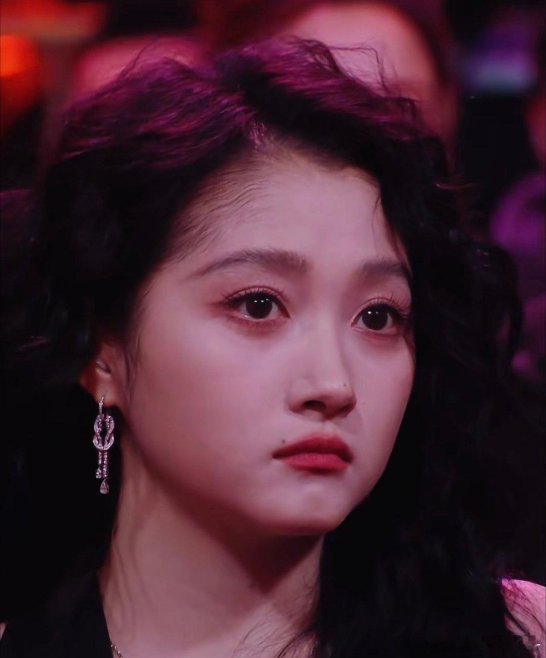 关晓彤额头胎毛…她自己应该很喜欢，其实可以适当的刮一点点，快长到眉心了，这样显