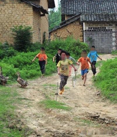 这一代孩子的未来让人堪忧：1、沉迷手机。有的孩子才两三岁就开始整天玩手机了，