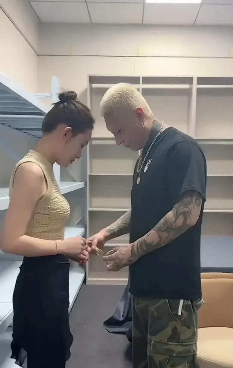 样儿哪去了？有老铁发现，样儿自在方丈的活动结束后，停播快一个月了，消失了，她去哪