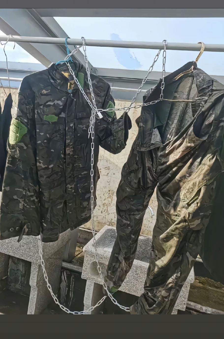大铁链子锁起来，晾个衣服怎么这么夸张，不知道这是哪里，有多大的风，这么五花八绑的