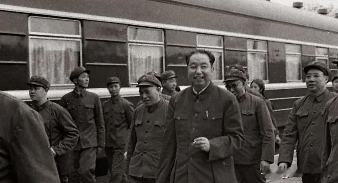 1977年4月，华国锋乘专列到河北唐山视察，时任中共中央政治局委员汪东兴同行。期