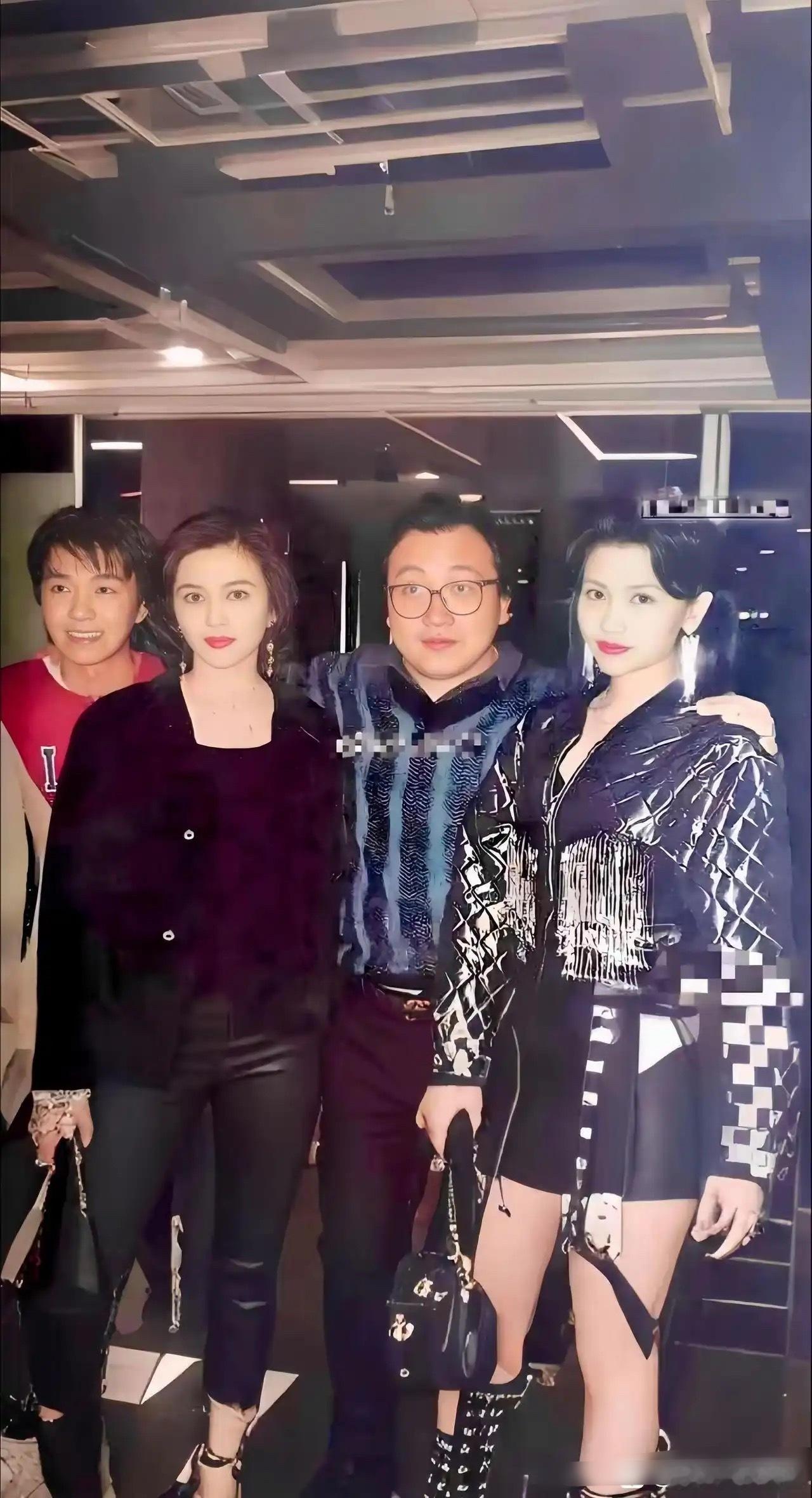 周星驰未走红时，就连拍照都不能跟这些大佬站同一排拍，而是站到后面去。