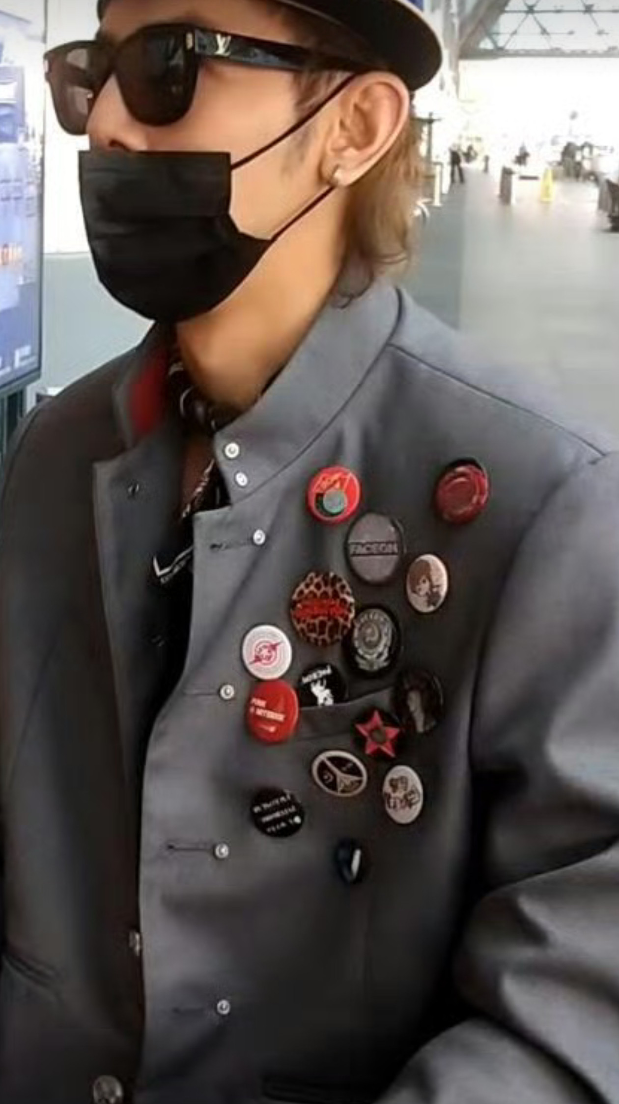 我一想到这个小老东拆掉衣服自带的勋章把疑似汪大东的吧唧别上去我就被萌的要死啊