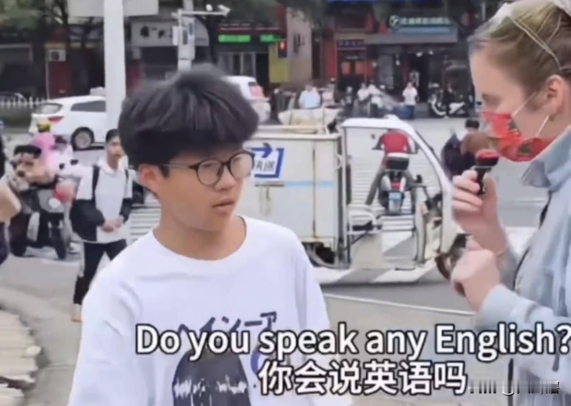 【外国博主问中国人‘’会说英语吗？‘’，得到的答案出乎意料】据社交媒体视频，一
