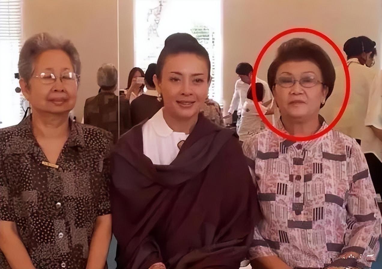 当年西拉米和公婆相处温馨一瞬间，看得出来诗丽吉王后和老国王挺满意这儿媳妇的。就是