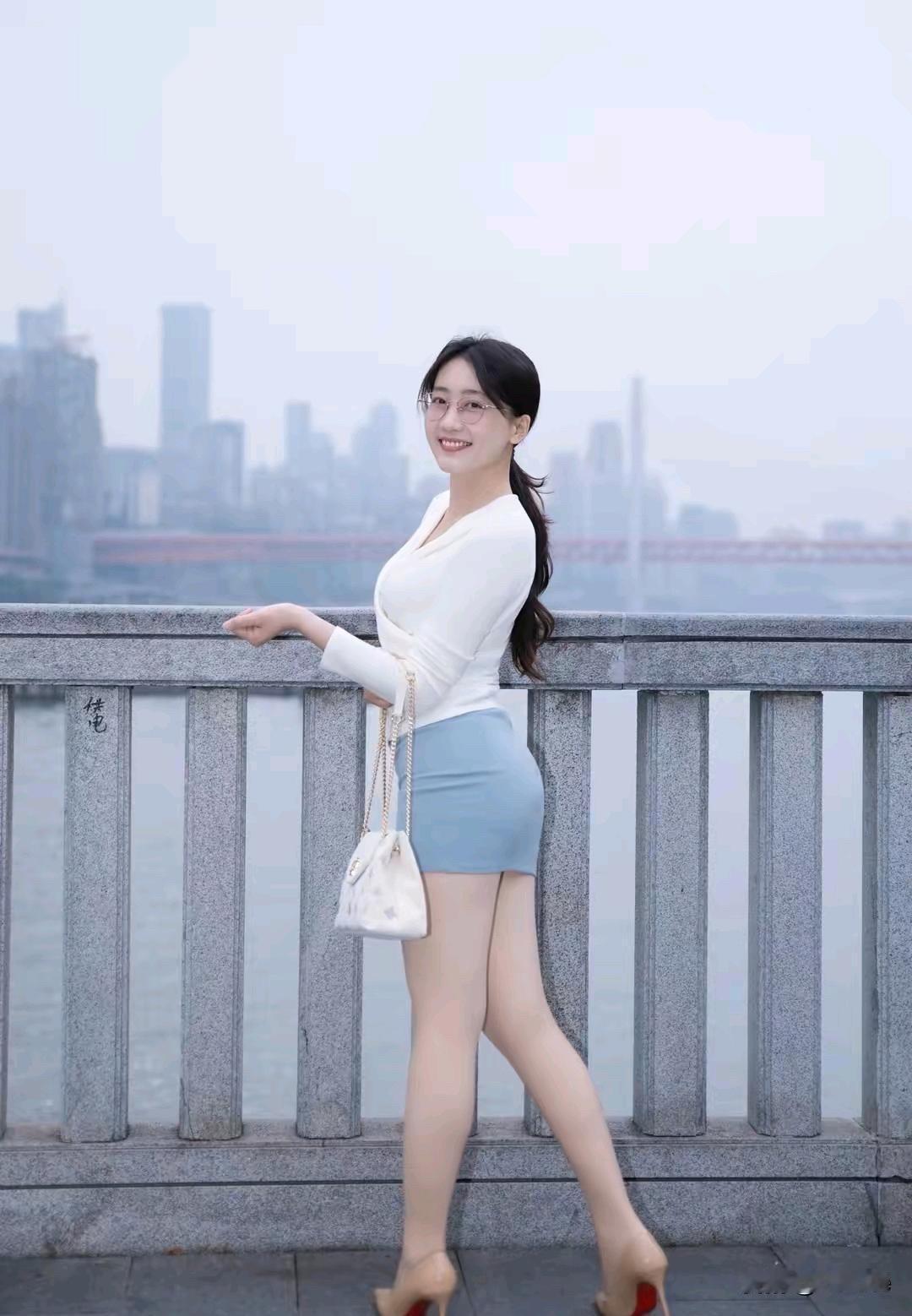 都市时尚少女，优雅倚栏，手提包点缀，尽显都市魅力。