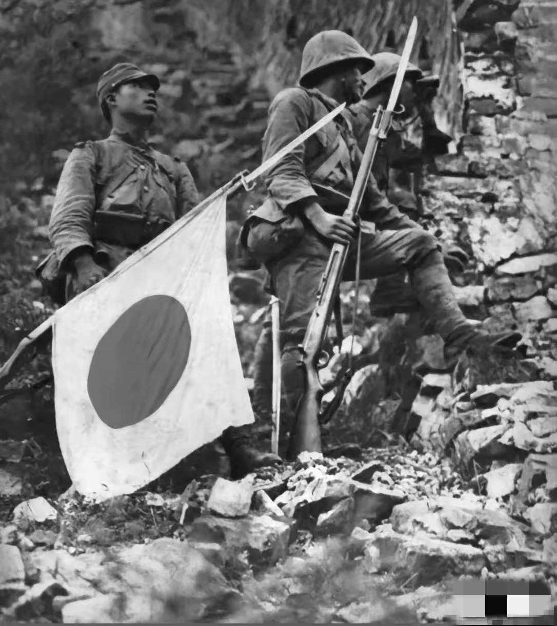 日军三八式步枪的威力太弱图上是1937年8月，长城居庸关上的日本士兵讽