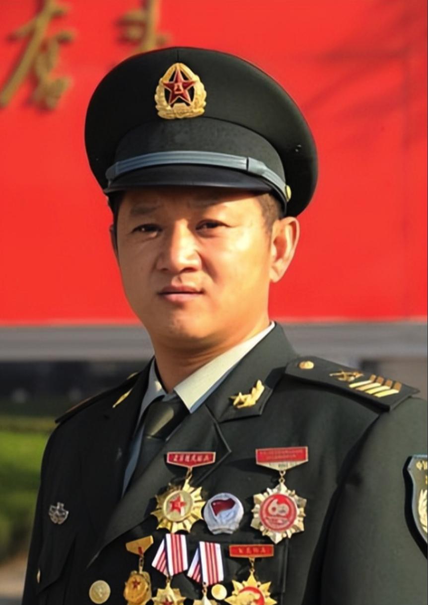 1986年，山东小伙参军奔坦克兵去。谁知初中学历，竟被分到装甲团喂猪。他愣在原地