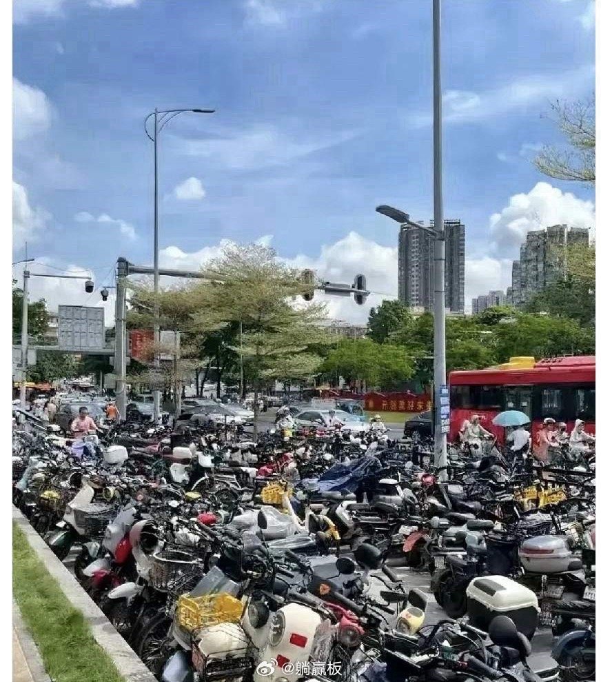 广东的电动车商家睡着都要笑醒了，1月1号起骑电动车要被严查，这不是不是开玩笑，也