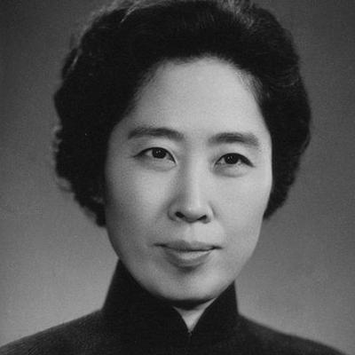 2006年,王光美因病去世,临终前,她突然向女儿刘亭抱拳作揖,虚弱地说: