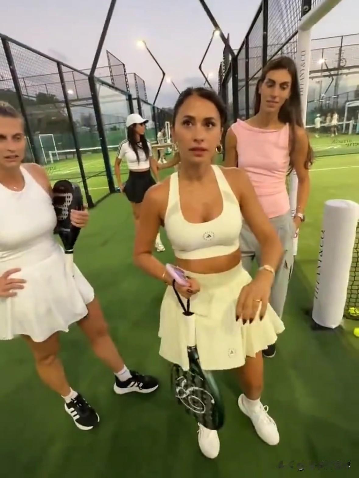 梅西老婆安东内拉被街头采访问“做什么工作”，她一时语塞，只能笑着秀了块奢表～