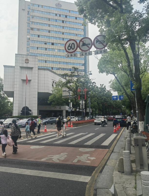 尴尬了，公公来家一趟，我恨不得找个地洞钻进去。六七天没上大号，今天终有便意。