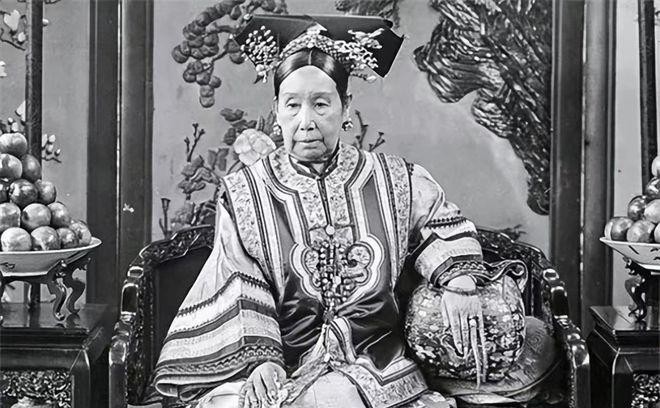 1880年，慈禧的屁股上长了疖疮，烦躁的很。太医们束手无策，毕竟谁敢摸太后的屁股