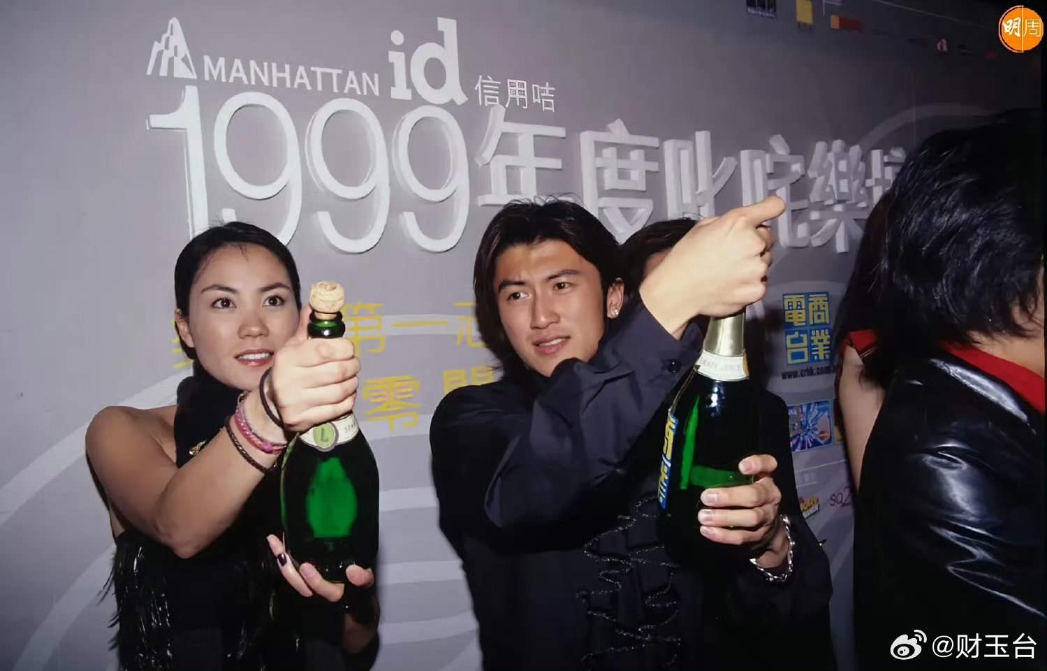 谢霆锋戴与王菲26年前定情手镯一只戴了26年的手镯，胜过无数次高调官宣。从年少热