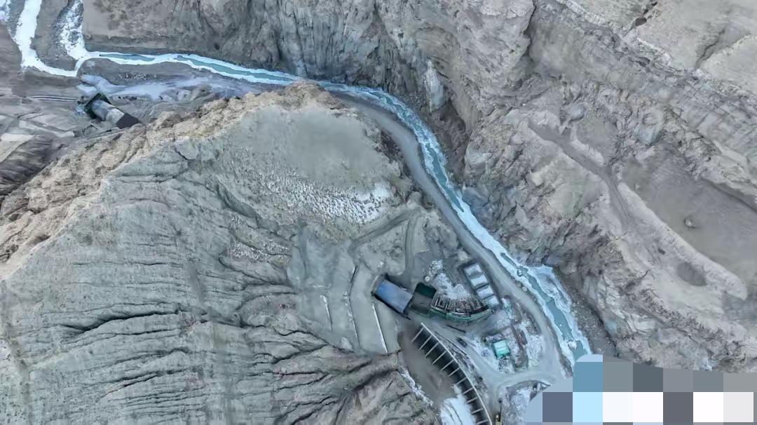 太震撼！中国人硬生生凿穿昆仑山，改写沙漠缺水宿命谁能想到，我们硬生生在险峻的