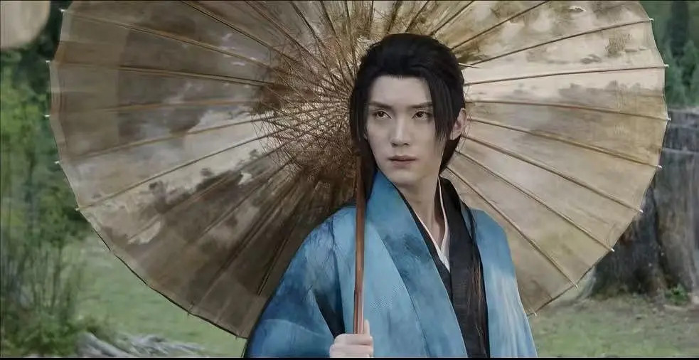 《江湖夜雨十年灯》中，男主角与原著描写有所出入，尤其是在身高上。原著中反复提到男