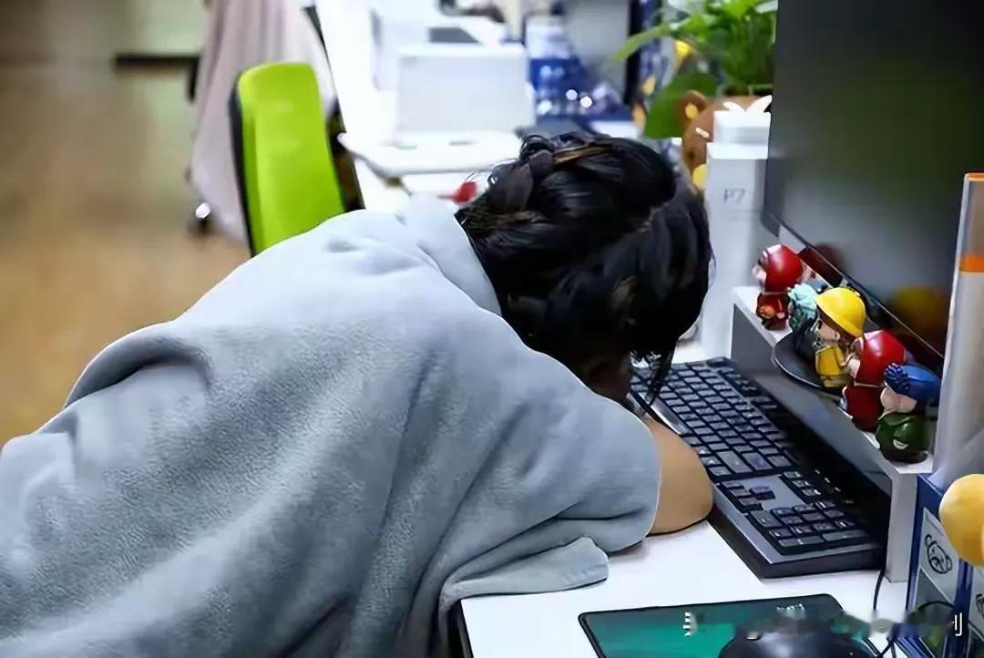 浙江杭州，女子发现自己用的保温杯有疑似男性体液，于是向公司领导报告，公司领导调取