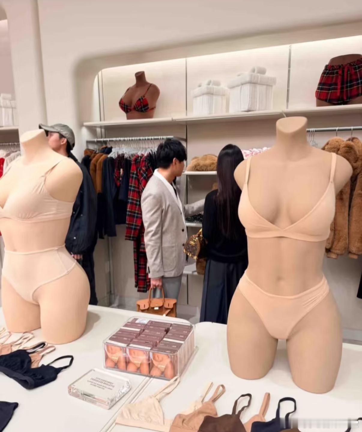 林俊杰新女友？两个人一起逛街