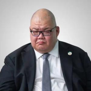 特朗普身边那个“其貌不扬”的胖子，到底是什么来头？刷到特朗普公开活动的照片，