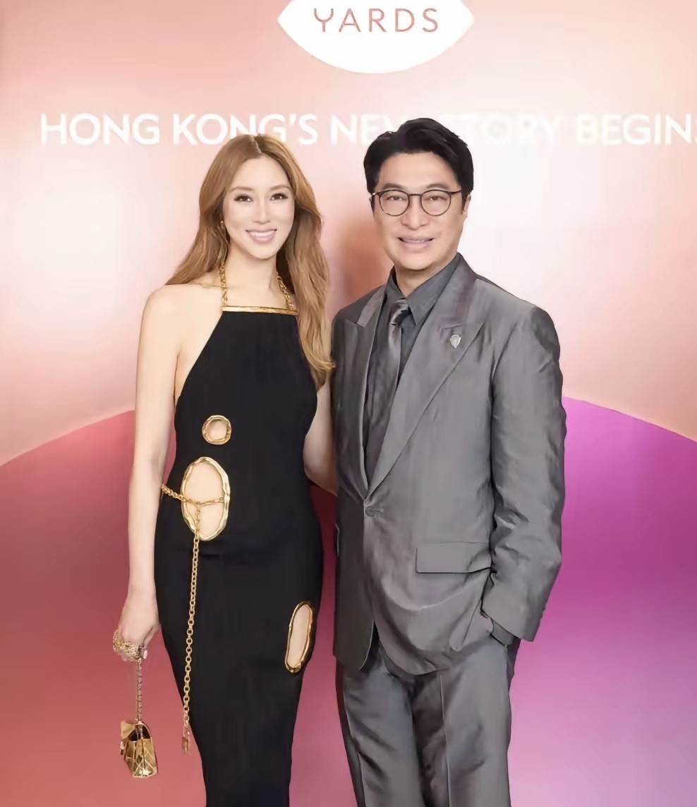 43岁徐子淇和富商老公李家诚一起参加时尚酒会，她穿着一条吊带裙，染了一头黄毛，身