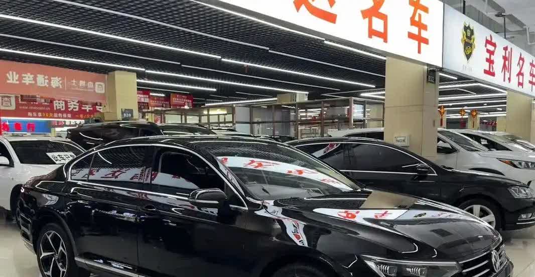 昨天在4S店遇到件有意思的事：隔壁桌两口子为选迈腾还是君越差点拌嘴。男人指着
