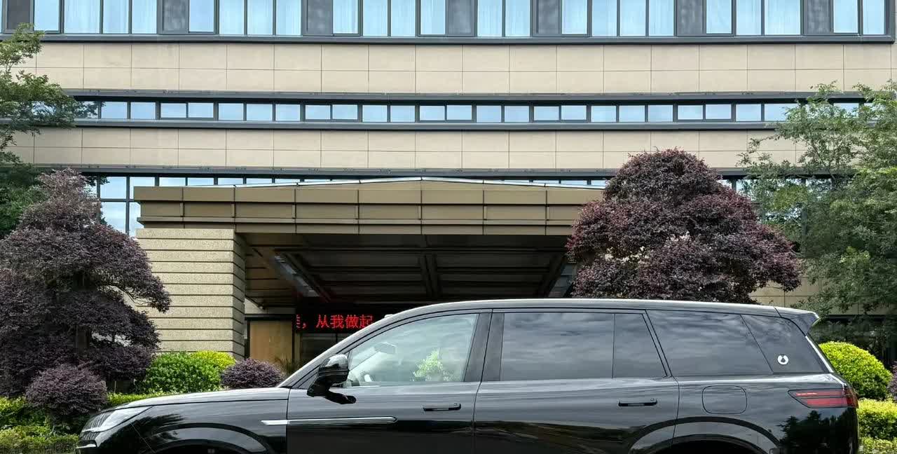 也别盯着比亚迪市占率下滑，腾势卖的不及预期那点糟烂事。今年出海目前一帆风顺，
