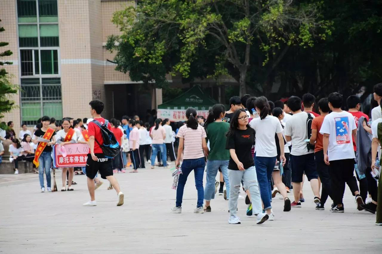 专业报考指南2026高考志愿填报：智能驾驶赛道爆发，AI正在"杀死"哪些专业？