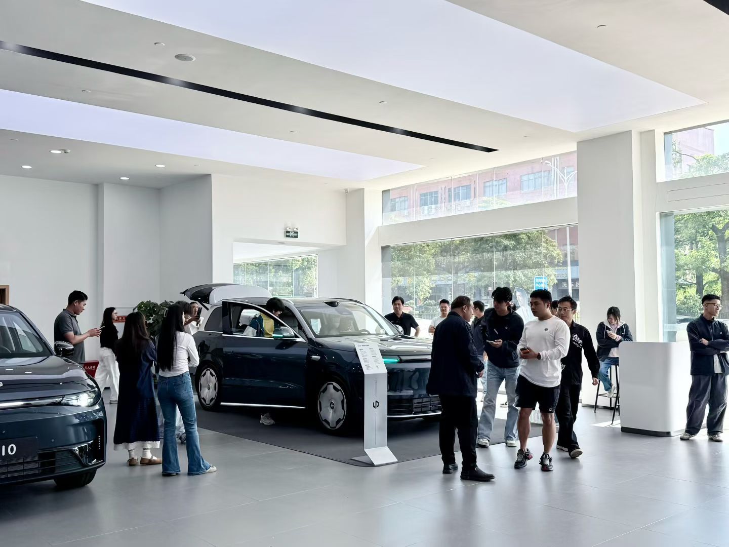 零跑这家公司，今年确实有点神奇。从C平台拓展到B平台和A平台，现在D平台的D19