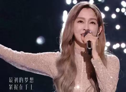 范玮琪，太让人意想不到了！原以为在2025年《歌手》节目里唱破音，自己演唱会上