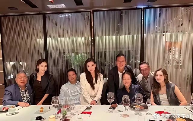 55岁李嘉欣和53岁黎姿带老公聚餐，两人保养像少女，老公却被衬得像爹，网友：这饭桌反差也太大了​​​