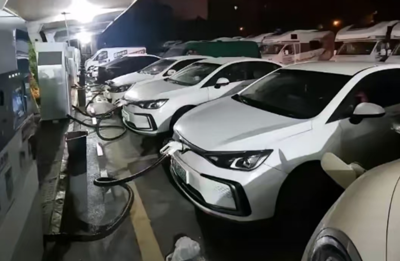2025年买车，省3万购置税、再省10万牌照费，电车把油车按在地上摩擦。国家