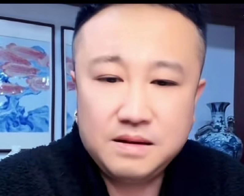 他因为迟到5分钟，被德云社直接搁置了一个月演出。舞台侧幕条后贴着新规：演出前两