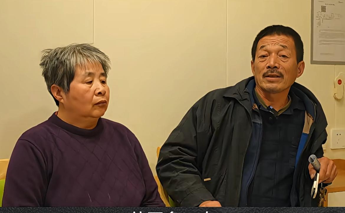 山东大叔白天送妻子去住最好的养老院，自己去打工。晚上接妻子回家洗脚喂饭。每天90