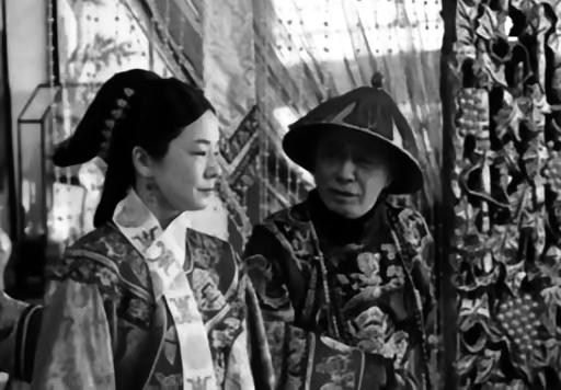 慈禧洗完澡，屏退所有宫女，独留李莲英。门外隐约传来"哎哟哎哟"的声音，流言当场炸