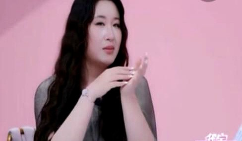 还以为是母女情深，结果反转太快。和张家齐妈妈同坐演播室的锤娜丽莎发文说，她被表面暖场骗了：看到两人聊