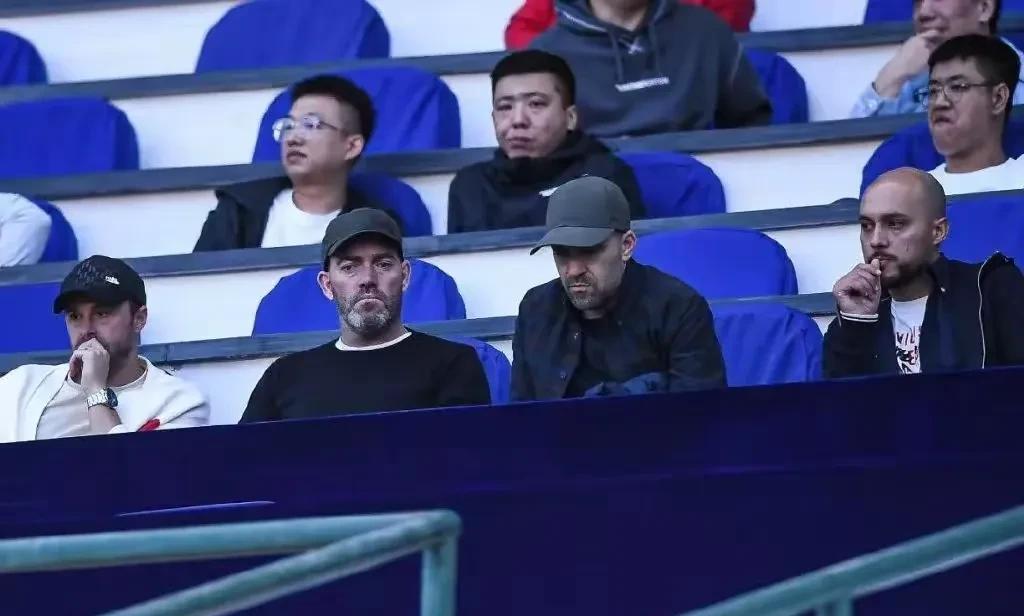 不容易啊！苏亚雷斯面色凝重，在看台眼睁睁看着自己球队输球，长春亚泰主场0比1输河