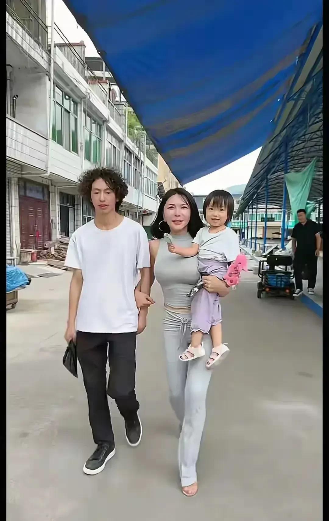 不怪那么多人想听他唱歌，确实很帅啊。