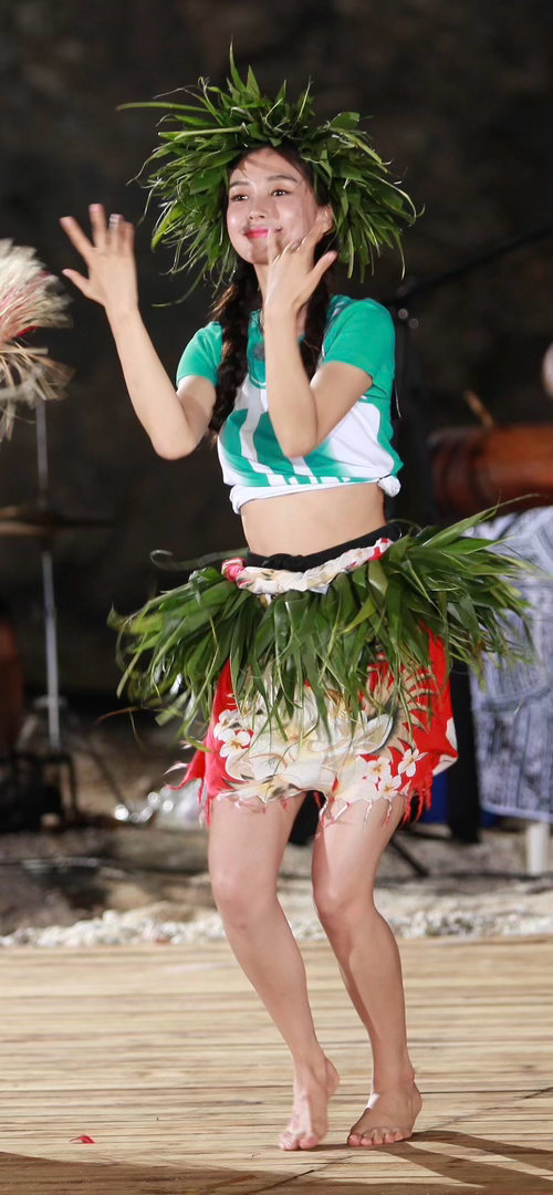 Angelababy早期跑男跳草裙舞