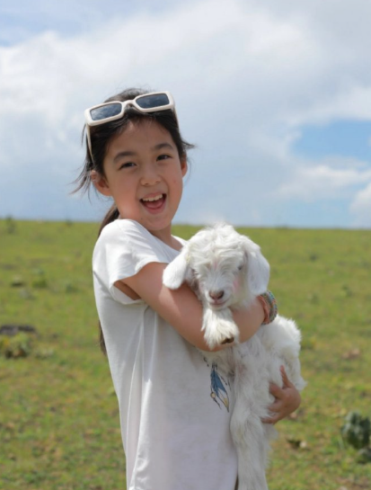 记得在《爸爸去哪儿》里，小泡芙就是一个活泼可爱的萌娃，现在她已经完全蜕变了，从单